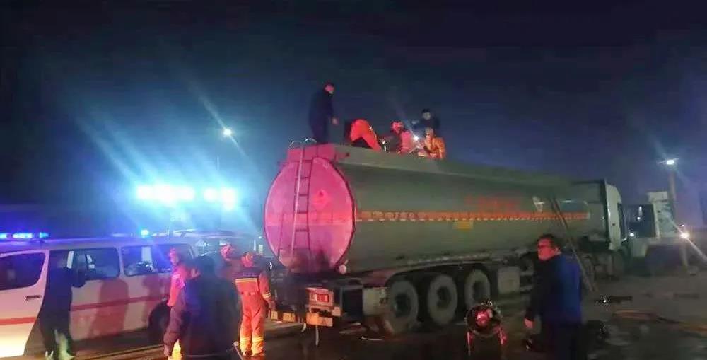 滕州市一男子油罐車內(nèi)中毒昏迷消防緊急救援 